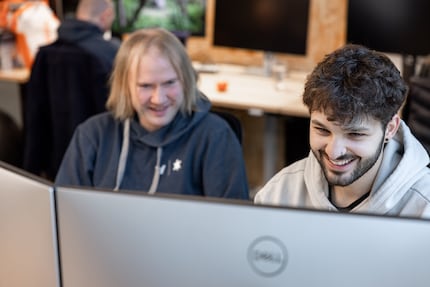 Als Junior durfte ich bei der Zusammenarbeit mit unserem Software Architekten Daniel Wust (links) viel über unseren Code lernen.