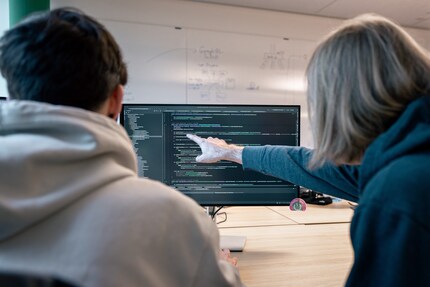 Vier Augen sehen mehr als zwei: Pair-Programming verbessert auch die Qualität des Codes.