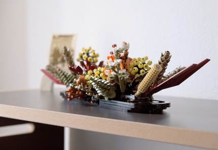 Die Trockenblumen sehen auf dem Sideboard und Tisch toll aus.