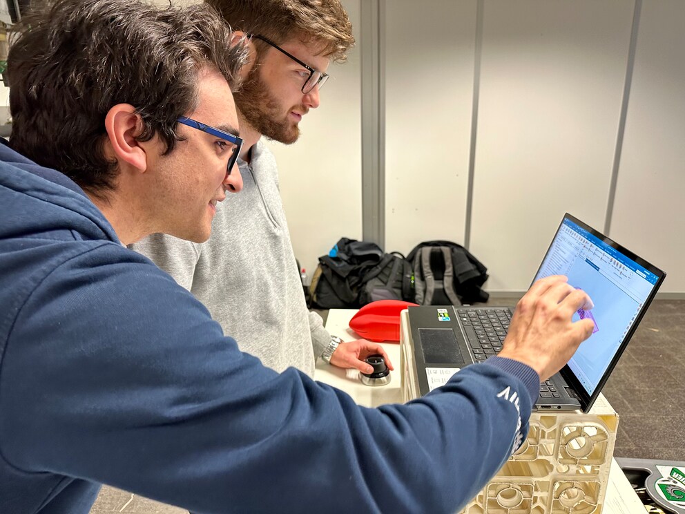 Lukas Hauser (left) discussing a detail on the CAD model with Alexandr Ebnöther.