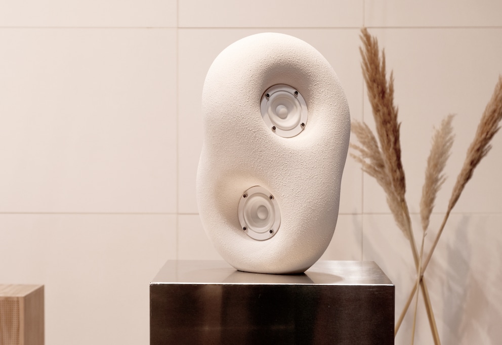 Im Design «Acoustic Sculpture» vereint Transparent organische und geometrische Formen zu einem skulpturalen Lautsprecher.