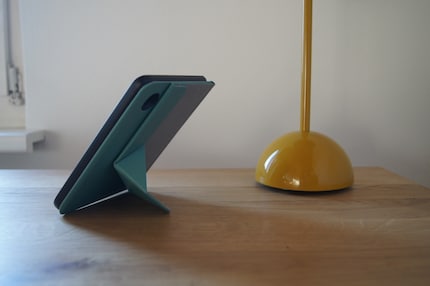 Origami mit dem Cover-Deckel: So sieht die gefaltete Stütze des Kobo Clara 2E aus.