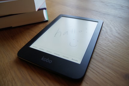Der Kobo Clara 2E dient auch als Notizheft: Mit meinem Finger kann ich kritzeln.