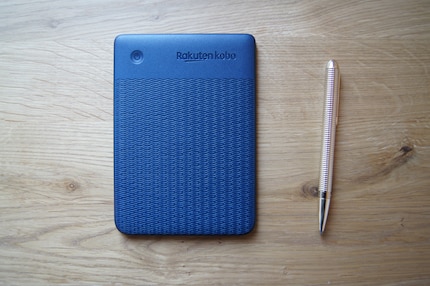 Aus recyceltem Plastik aus dem Meer: Die wellenartigen Rillen auf der Rückseite des Kobo Clara 2E weisen darauf hin.