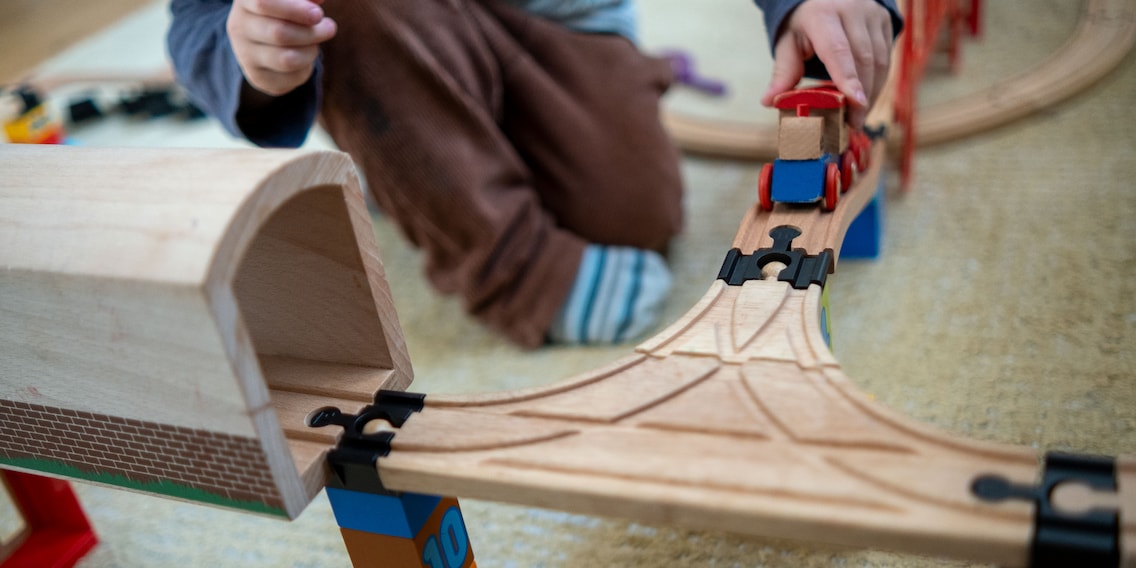 Die Toy 2-Schienenverbinder machen ein sinnvolles Kinderspielzeug noch sinnvoller