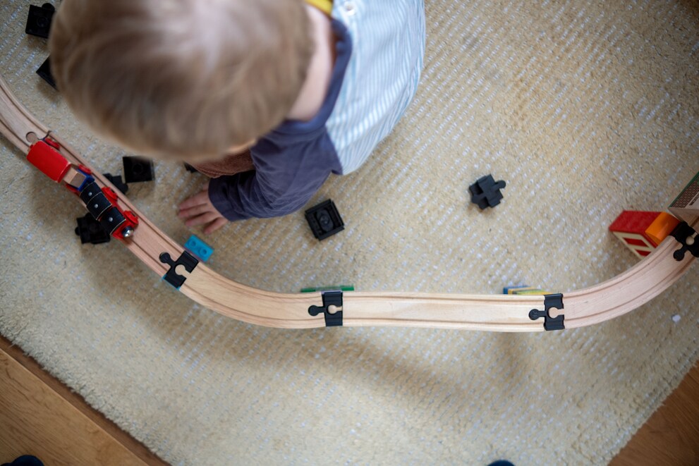 Mit den Toy2-Schienenverbindern lassen sich Brio-Bahnen auf mehreren Ebenen bauen.