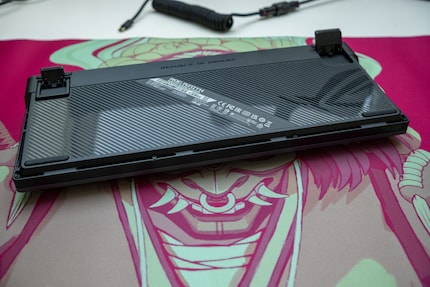The bottom of the Asus ROG Azoth is made of plastic. The feet for adjusting your typing angle are also located here.