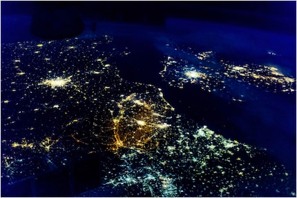 Belgien und die umliegenden Länder fotografiert aus der ISS: Man erkennt die unterschiedlichen Farbtöne der Beleuchtung in den jeweiligen Ländern. Die  Beleuchtung in Belgien erscheint orange aufgrund der dort verwendeten Natriumdampf-Niederdrucklampen. In den Niederlanden (rechts), Frankreich (links) und dem Vereinigten Königreich (oben) erkennt man gelbliches Licht, da dort Natriumdampf-Hochdrucklampen verwendet wurden. Der bläuliche Lichtton in Deutschland (unten auf der Karte) liegt an den dort üblichen Leuchtstoff- und Quecksilberdampflampen.