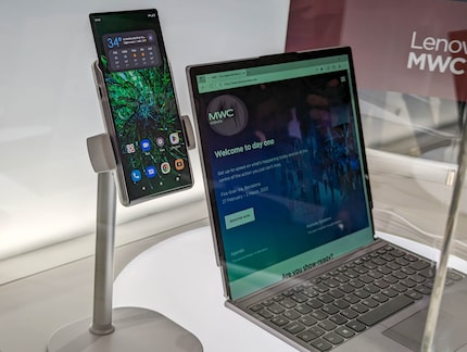 Motorola RIZR und der Lenovo Laptop mit ausgefahrenen Displays.