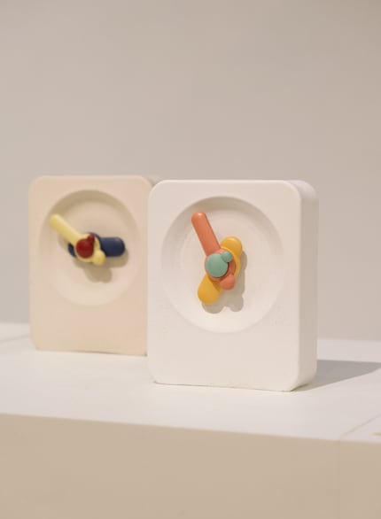 Bmix dispenses with numerals in the «O'Clock» design. 