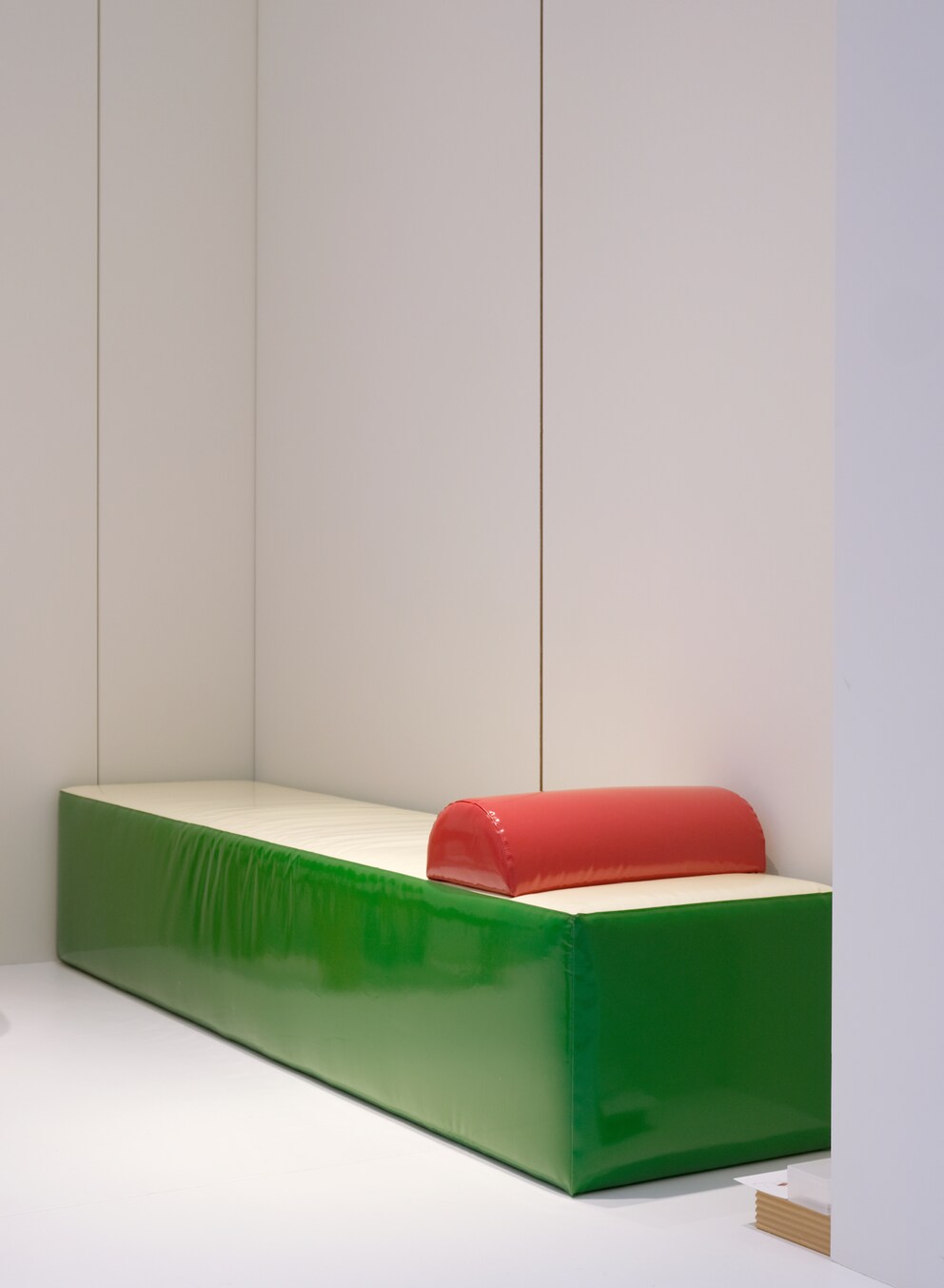 Das Daybed hat einen LKW-Planen-Bezug und ein verschiebbares Kissen.
