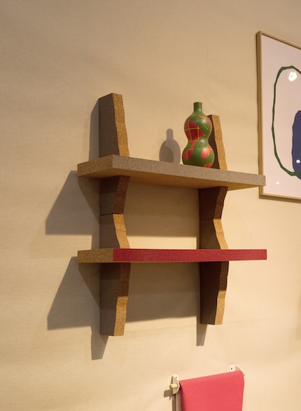 An interplay of rigid and wavy lines: The «Horizon floating shelf»..