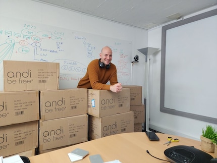 Jonas Wohler in den Büroräumlichkeiten in Siebnen.