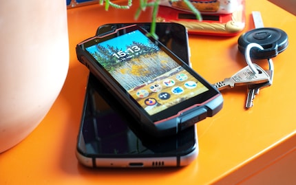 The Cubot KingKong Mini 2 Pro measures 11.9 × 5.8 × 1.25 cm (122.7 g). The Caterpillar CAT S62 Pro measures 15.8 × 7.67 × 1.19 cm (248 g).