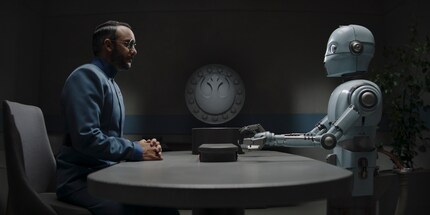 Dr. Pershing in der täglichen Befragung durch einen Droiden.