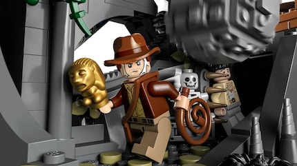 Indiana Jones sichert sich die goldene Reliquie.