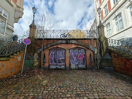 The ultra-wide-angle camera is on par with the main camera.