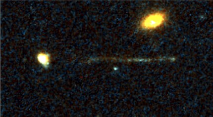 Ein entflohenes Schwarzes Loch | Ein schmaler Streifen junger Sterne befindet sich ausserhalb der Galaxie. An der Spitze des Streifens vermuten Wissenschaftler ein extrem massereiches Schwarzes Loch, das aus der Galaxie geschleudert wurde.