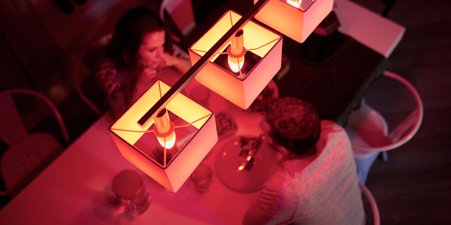 Lichtgestaltung mit einer (App-)Berührung: Die «Philips Hue White & Color Ambiance» kann 16 Millionen Farben wiedergeben.