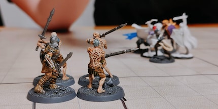 Typisch Pen-and-Paper: liebevoll bemalte Spielfiguren auf einer schlichten, karierten Karte, die von den fantasievollen Ausführungen des Dungeon Masters zum Leben erweckt wird.
