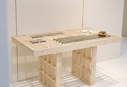 Das Holzkonstrukt vom «Remnant Table» ist auf jedes einzelne kaputte Marmorstück perfekt abgestimmt.