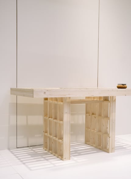 Herrera hat ein Konstrukt aus Holz entworfen, das auf jedes einzelne Stück abgestimmt ist.