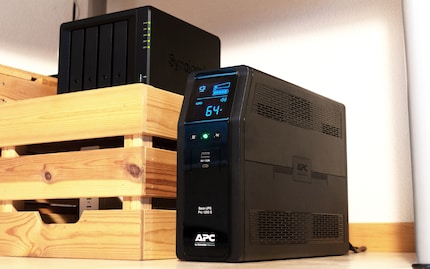 Die Front bietet neben dem Display drei Knöpfe und zwei USB-Anschlüsse.