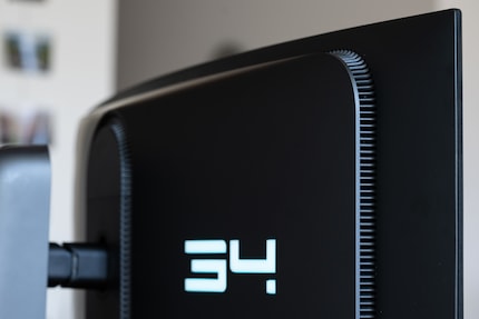 Der AW3423DWF ist aktiv gekühlt. Bei hellem Bild läuft der Lüfter leise aber konstant.