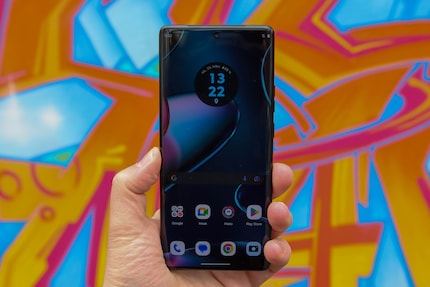 Großes OLED-Display mit hoher Bildwiederholrate.