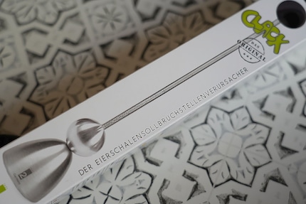«Eierschalensollbruchstellenverursacher» – the tongue twister «adorns» the packaging and the gadget itself.