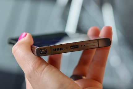 Drahtlos laden oder über den USB-C-Anschluss.