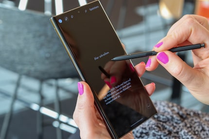 Mit dem Stift kannst du Notizen anfertigen, ohne das Smartphone zu entsperren.