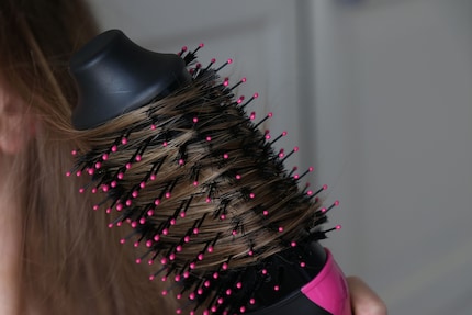 Die ovale Form bringt Schwung ins Haar.