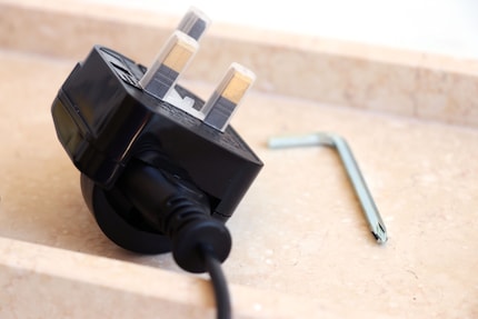 Mit wenigen Handgriffen wird aus einem Stecker-Typ G ein Konturenstecker.
