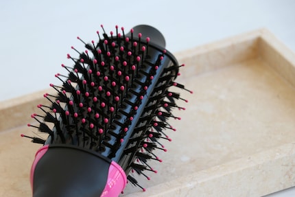 Die Nylonstifte mit Kugelspitzen entwirren das Haar. Die gebüschelten Naturborsten hingegen greifen es und bringen Glanz in die Mähne.