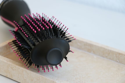 An der Spitze ist eine Griffvorrichtung angebracht, die das Styling vereinfacht.