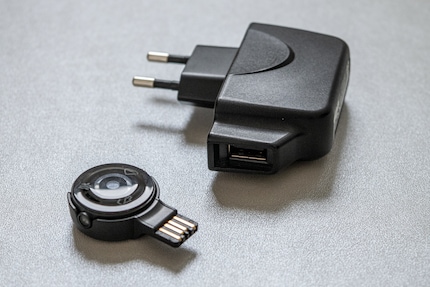 The Verity Sense needs an additional power supply for charging.