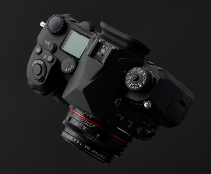 Body und Bedienung der neuen Pentax sind identisch mit der originalen K-3 Mark III.
