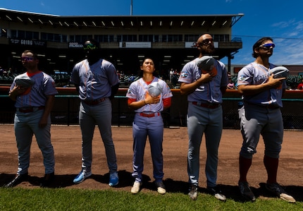 Female Pro Baseball Player Succeeds in All Male Pro League: Al Bello, Vereinigte Staaten