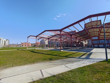 The ultra-wide-angle camera is on par with the main camera.