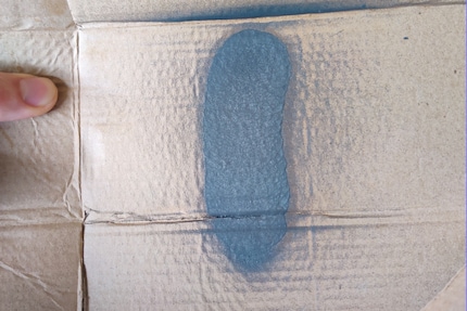 Ein «Probe-Sprutz». Es kommt noch zu viel Farbe aus der Sprühpistole.