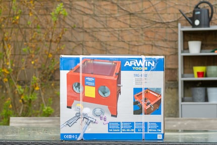 Dass es sich bei der Arwin Sandstrahlkabine um Badge Engineering handelt, ist aufgrund der miesen Photoshop-Arbeit klar ersichtlich.