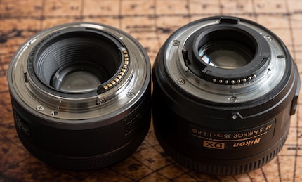 On the left, a Canon bayonet for single-lens reflex cameras; on the right, a Nikon bayonet for single-lens reflex cameras. Nothing fits together here.
