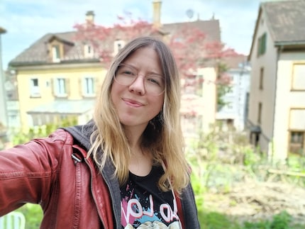 The depth effect works relatively well – albeit not completely cleanly – both in portrait mode on the front camera…