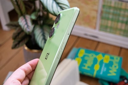 The smartphone is very light at 195 grammes.