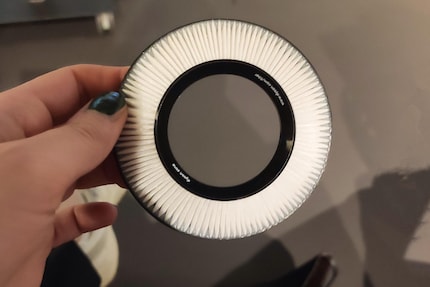 Pro Ohrmuschel ist ein solcher Filter verbaut