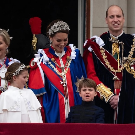 Kate Middleton und Tochter Charlotte sind happy mit ihren Kränzen.