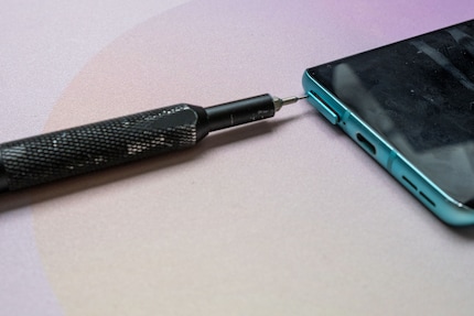Ja, sogar um die SIM-Karte aus dem Smartphone zu nehmen hat es einen Aufsatz im iFixit Kit.