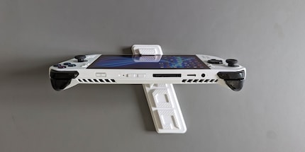 Neben MicroSD-Slot gibt es den proprietären Anschluss für XG Mobile, Asus’ System für externe Grafikkarten.