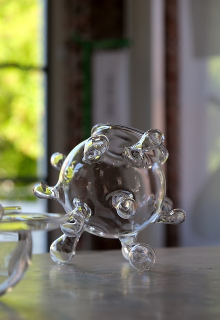 «Augen zu» besteht aus fünf Cocktailgläsern.